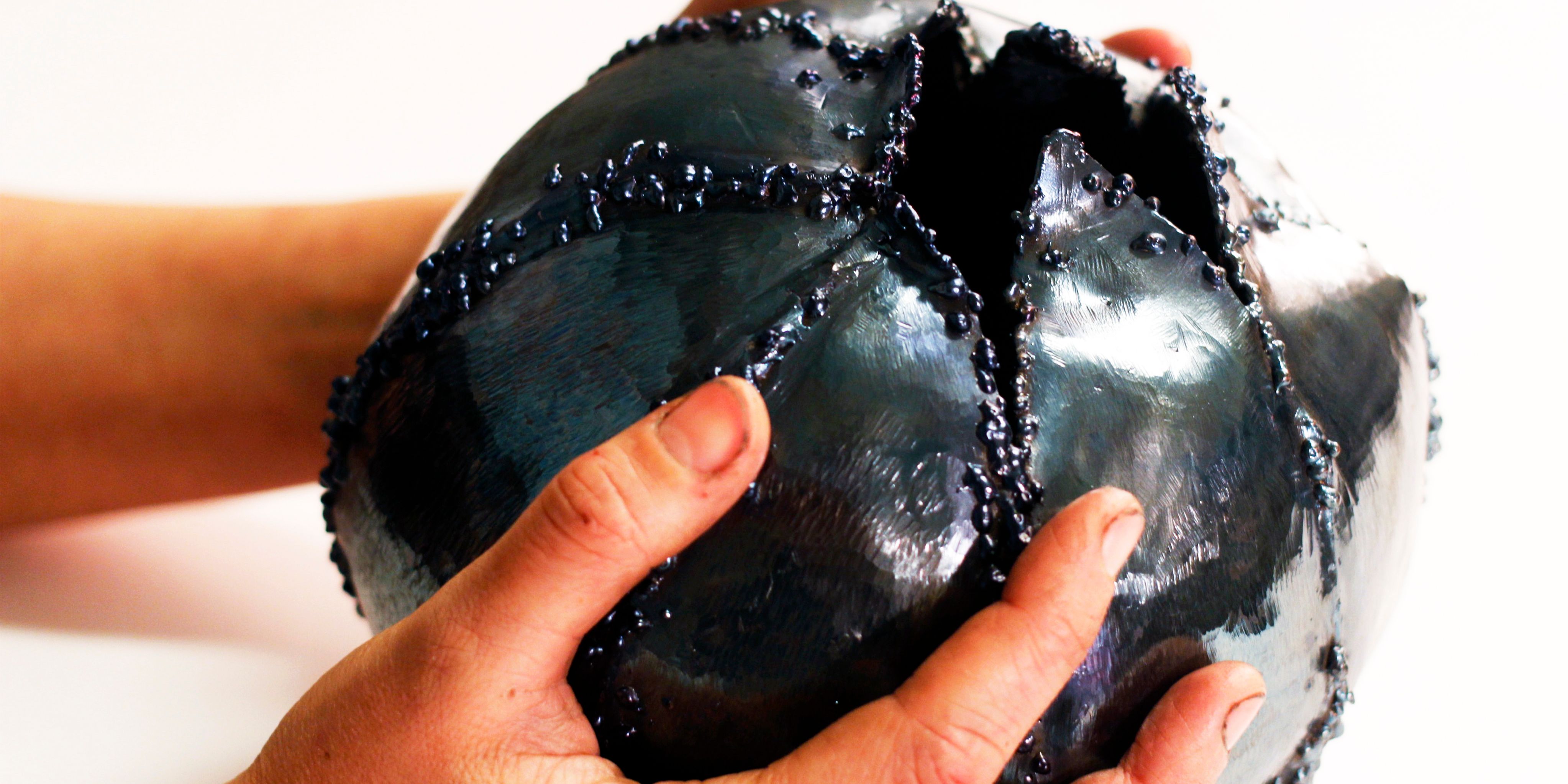 stor objekt i händer